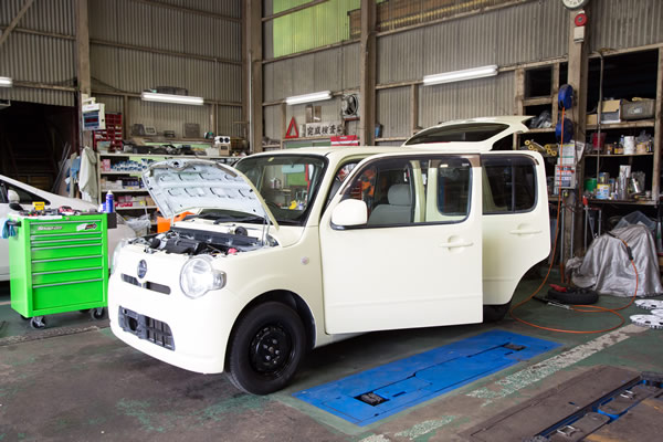 村上自動車は亀岡市・南丹市・京丹波町エリアに密着した1985 年創業の自動車販売・サービス会社